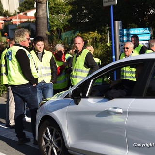 Francia: i 'gilet jeaunes' bloccano anche la Costa Azzurra, gravi problemi all'aeroporto di Nizza