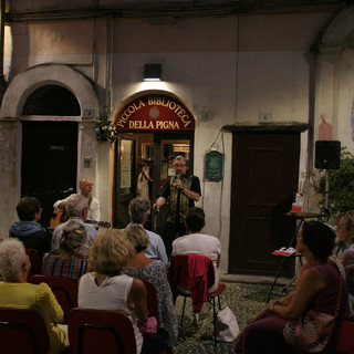 Sanremo: grande partecipazione per la presentazione del libro "De Andrè, maledetti poeti" di Miro Renzaglia Sanremo: grande partecipazione per la presentazione del libro "De Andrè, maledetti poeti" di Miro Renzaglia