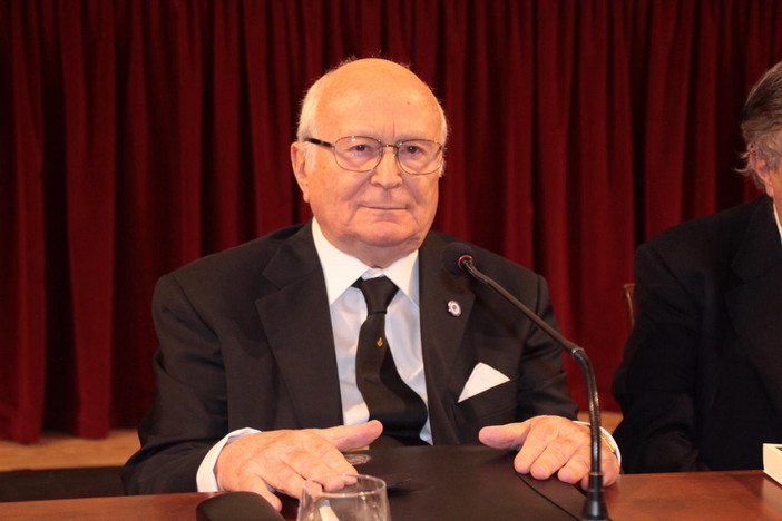 La Massoneria tuona dal Casinò di Sanremo "La politica dell'attuale Governo non ci piace, è incompetente" (Video) La Massoneria tuona dal Casinò di Sanremo "La politica dell'attuale Governo non ci piace, è incompetente" (Video)