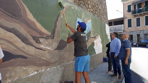 Iniziativa artistica a Chiusavecchia per la realizzazione di un murales: l'ulivo al centro dell'opera sui muri della strada