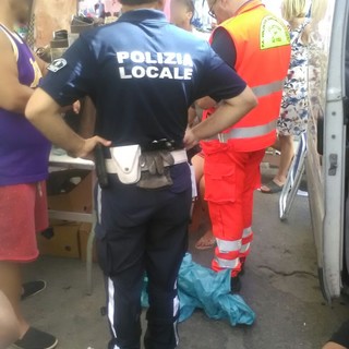 Sanremo: malore tra i banchi del mercato per una giovane francese soccorsa da Polizia Locale e 118 Sanremo: malore tra i banchi del mercato per una giovane francese soccorsa da Polizia Locale e 118