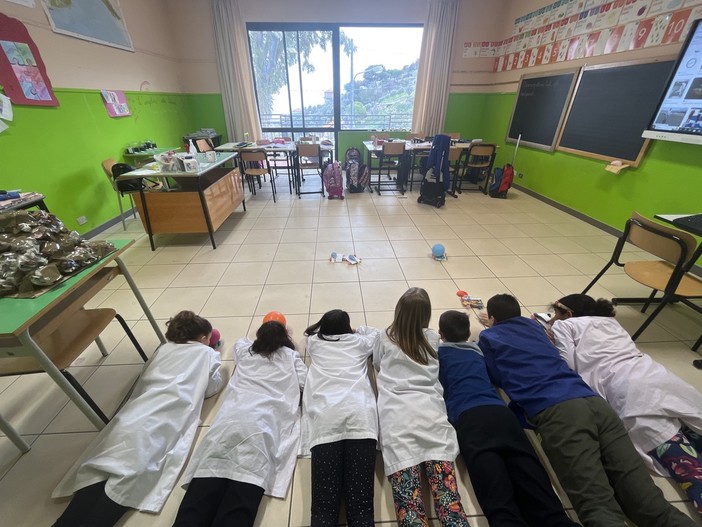 Sanremo: giovedì scorso alla scuola Primaria di frazione Poggio celebrato 'M'illumino di meno' (Foto) Sanremo: giovedì scorso alla scuola Primaria di frazione Poggio celebrato 'M'illumino di meno' (Foto)