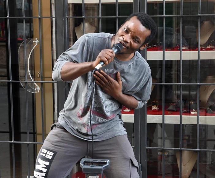 Sanremo: ghanese 23enne fermato durante uno dei suoi 'soliti' concerti aggredisce a morsi tre Carabinieri, arrestato Sanremo: ghanese 23enne fermato durante uno dei suoi 'soliti' concerti aggredisce a morsi tre Carabinieri, arrestato