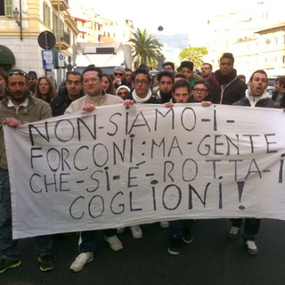 Sanremo: pochi partecipanti alla manifestazione, partito il corteo con lo striscione "Non siamo i forconi ma gente che si è rotta i coglioni"