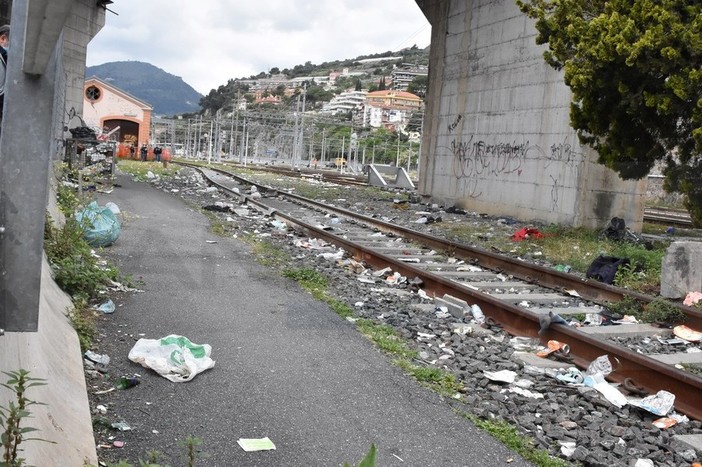 Ventimiglia: migranti sulla ferrovia occupano anche un fabbricato, a rischio il parcheggio di San Secondo