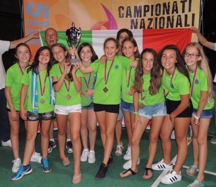 Nella foto le ragazze della Mazzucchelli Sanremo festeggiano il terzo posto alle finali nazionali di Cesenatico