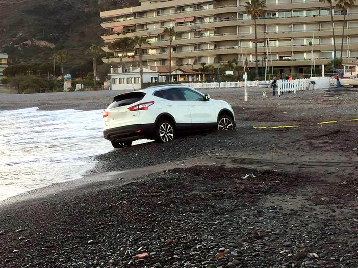 Ventimiglia: impantanati sulla spiaggia con un Suv ed un furgone, saranno multati (Foto)