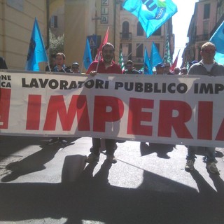 Imperia: circa 200 i manifestanti allo sciopero dei dipendenti delle aziende del settore ambientale (Video)