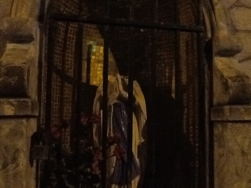 Imperia: vandali in azione a pochi giorni dal Natale, scheggiata la Madonnina di San Sebastiano