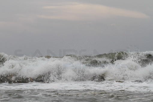 Sanremo: per il maltempo, ordinanza del Comune di divieto d'accesso al molo lungo del Porto Vecchio, su tutti i pennelli, le scogliere e le spiagge Sanremo: per il maltempo, ordinanza del Comune di divieto d'accesso al molo lungo del Porto Vecchio, su tutti i pennelli, le scogliere e le spiagge
