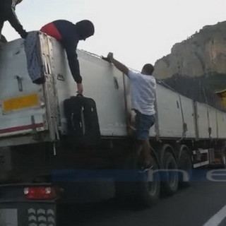 Ventimiglia: migranti nascosti sui camion in transito sulla SS20 e al confine, la denuncia di 'Astra Cuneo' (Foto e Video) Ventimiglia: migranti nascosti sui camion in transito sulla SS20 e al confine, la denuncia di 'Astra Cuneo' (Foto e Video)
