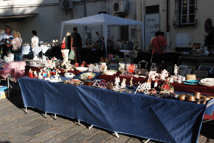 Ventimiglia: domani torna l'appuntamento con il mercatino dell'antiquariato Ventimiglia: domani torna l'appuntamento con il mercatino dell'antiquariato