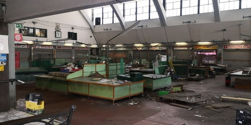 Sanremo: lavori al Mercato Annonario, uffici Inps e bar senz'acqua. Rischio sciopero dei dipendenti Sanremo: lavori al Mercato Annonario, uffici Inps e bar senz'acqua. Rischio sciopero dei dipendenti