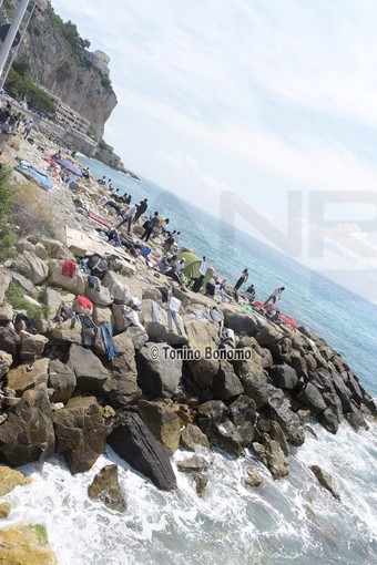 Migranti vogliono entra in Francia: l'80% dei transalpini è favorevole al ritorno dei controlli alle frontiere