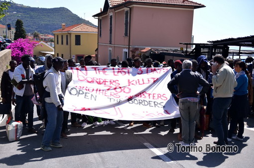 Ventimiglia: corteo e manifestazione dei migranti oggi nella città di confine, le foto di Tonino Bonomo