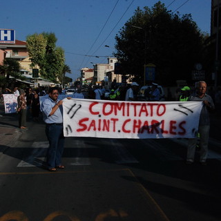 Manifestazione pro Saint Charles: le reazioni da destra a sinistra, Cotellessa non c’è, polemiche per l’intervento dell’ex Sindaco Bosio