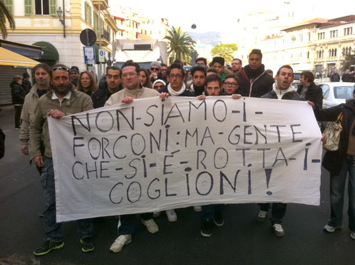 Sanremo: pochi partecipanti alla manifestazione, partito il corteo con lo striscione "Non siamo i forconi ma gente che si è rotta i coglioni"