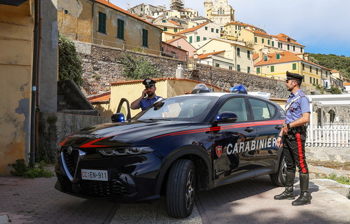 Rubavano orologi di lusso e collanine con la 'tecnica dell'abbraccio': due romeni 40enni arrestati dai Carabinieri Rubavano orologi di lusso e collanine con la 'tecnica dell'abbraccio': due romeni 40enni arrestati dai Carabinieri