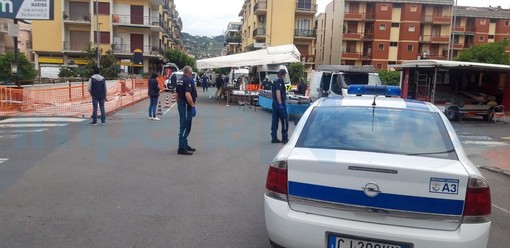 Diano Marina: dopo oltre due mesi ha riaperto questa mattina il mercato, circa 160 i banchi tornati al lavoro (Foto)