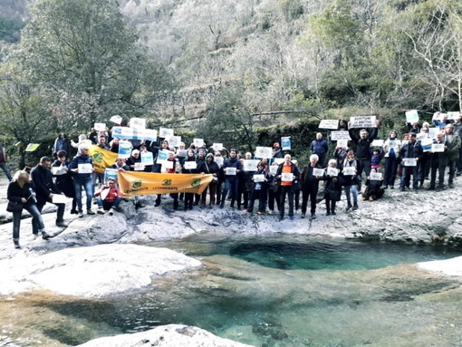 Pigna: un centinaio di persone oggi sul Rio Carne per la 'Protesta dei pesci di fiume' (Foto)