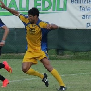 Nella foto con la maglia rossoblù il bomber della Dianese Murabito, marcato stretto nel derby contro il Golfodianese: il bomber rivuole il gol