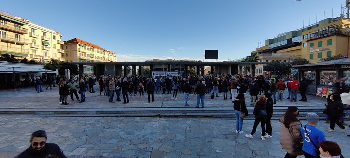 Sanremo: circa 200 persone hanno manifestato oggi pomeriggio in piazza Colombo contro il green pass