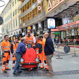 Sanremo: parte il servizio di lavaggio dei marciapiedi, istruiti questa mattina i dipendenti di Amaie Energia Sanremo: parte il servizio di lavaggio dei marciapiedi, istruiti questa mattina i dipendenti di Amaie Energia