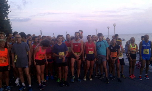 Bordighera: oltre 200 partecipanti ieri sera per la 28a edizione della 'Marcia in Notturna' per la Cri (Foto) Bordighera: oltre 200 partecipanti ieri sera per la 28a edizione della 'Marcia in Notturna' per la Cri (Foto)