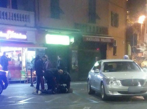 Sanremo: magrebino bloccato dopo un litigio in piazza Eroi da in escandescenze e scalcia i Carabinieri