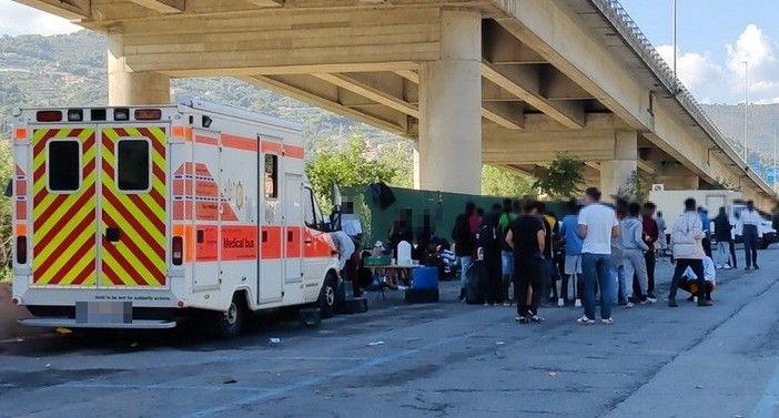 Emergenza migranti, aumentano gli arrivi a Ventimiglia e i respingimenti al confine Emergenza migranti, aumentano gli arrivi a Ventimiglia e i respingimenti al confine