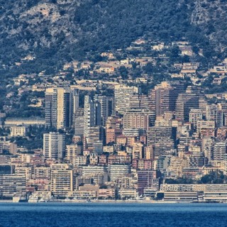 Monaco, al via lo spegnimento notturno delle facciate e delle finestre dei locali