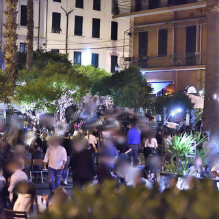 Sanremo: musica e discoteca in piazza Bresca, alcuni residenti "Insopportabile, ora partono gli esposti" (Video) Sanremo: musica e discoteca in piazza Bresca, alcuni residenti "Insopportabile, ora partono gli esposti" (Video)