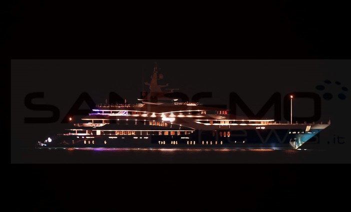 Sanremo: grande e lussuoso yacht si ferma di fronte a Pian di Nave, gettate le ancore per la notte (Foto) Sanremo: grande e lussuoso yacht si ferma di fronte a Pian di Nave, gettate le ancore per la notte (Foto)