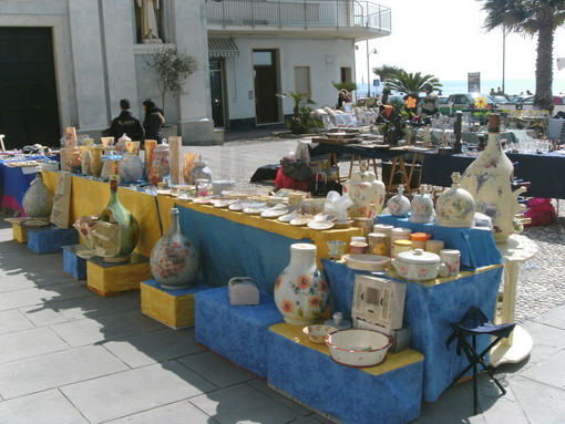 Santo Stefano al Mare: domenica prossima tornano le bancarelle con artigianato e curiosità Santo Stefano al Mare: domenica prossima tornano le bancarelle con artigianato e curiosità