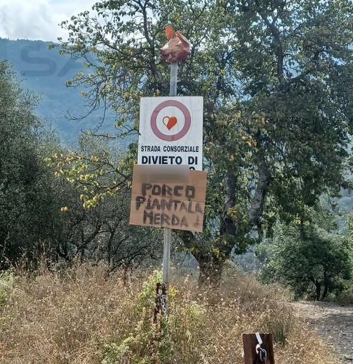 Bajardo: ruba l'acqua a un consorzio e poi minaccia di morte un uomo: testa di maiale all'ingresso di casa (Foto)