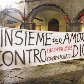 Badalucco: in 500 nonostante il freddo pungente 'Nel buio del silenzio' per il 'No' alla diga (Foto e Video) Badalucco: in 500 nonostante il freddo pungente 'Nel buio del silenzio' per il 'No' alla diga (Foto e Video)