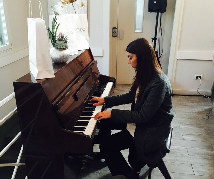 Miele, da Area Sanremo alla sezione giovani del Festival ha cantato nella sala del Glam