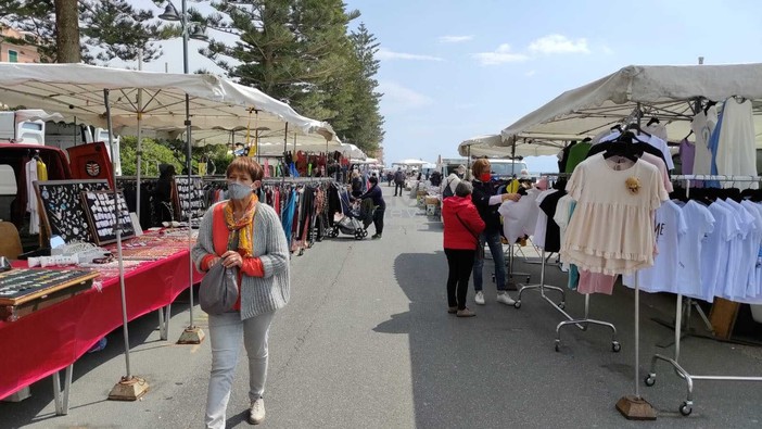 Mercati vuoti e commercianti preoccupati: una categoria in difficoltà nonostante la ripresa del paese