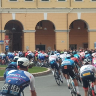 Milano-Sanremo 2022: il passaggio da Imperia in mezzo a due ali di folla, ora le asperità in attesa dell'arrivo (Foto e Video)