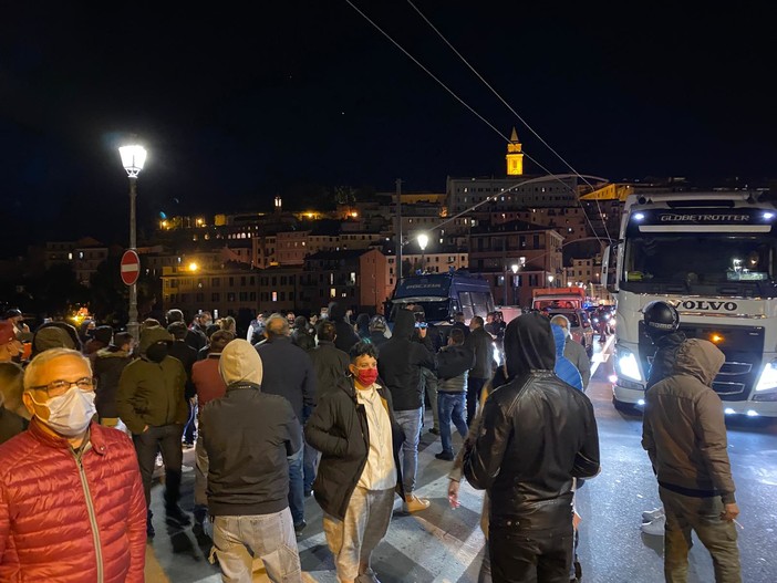 Ventimiglia: potrebbe essere ripetuta la manifestazione che ieri ha paralizzato la viabilità sul ponte Doria Ventimiglia: potrebbe essere ripetuta la manifestazione che ieri ha paralizzato la viabilità sul ponte Doria