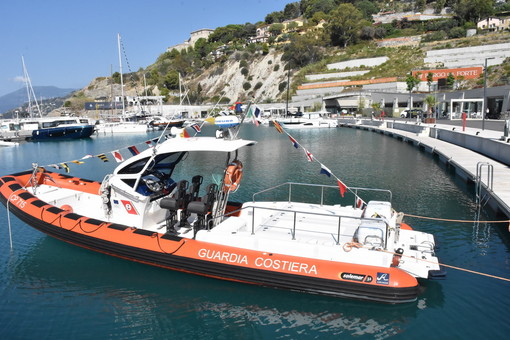 Ventimiglia: imbarcazione rimane incagliata in una rete, la Guardia Costiera soccorre 5 diportisti Ventimiglia: imbarcazione rimane incagliata in una rete, la Guardia Costiera soccorre 5 diportisti