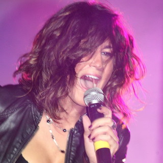 Festival di Sanremo 2012: la sanremese Monya Russo in concerto di fronte all'Ariston