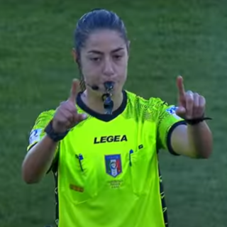 Savona celebra la prima donna arbitro di Serie A: un traguardo storico per il calcio e la società Savona celebra la prima donna arbitro di Serie A: un traguardo storico per il calcio e la società