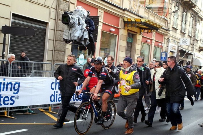 Piccolo 'giallo' alla Milano-Sanremo 2015: controllato il peso di 30 bici compresa quella del vincitore Piccolo 'giallo' alla Milano-Sanremo 2015: controllato il peso di 30 bici compresa quella del vincitore