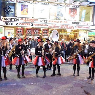 Sanremo: grande successo per la marching band ‘Cambria Funky Style’, le foto di Tonino Bonomo Sanremo: grande successo per la marching band ‘Cambria Funky Style’, le foto di Tonino Bonomo