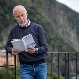 Massimo Minella in 'Pasolini. La lunga strada di sabbia. Il tour’ al teatro Romano di Ventimiglia
