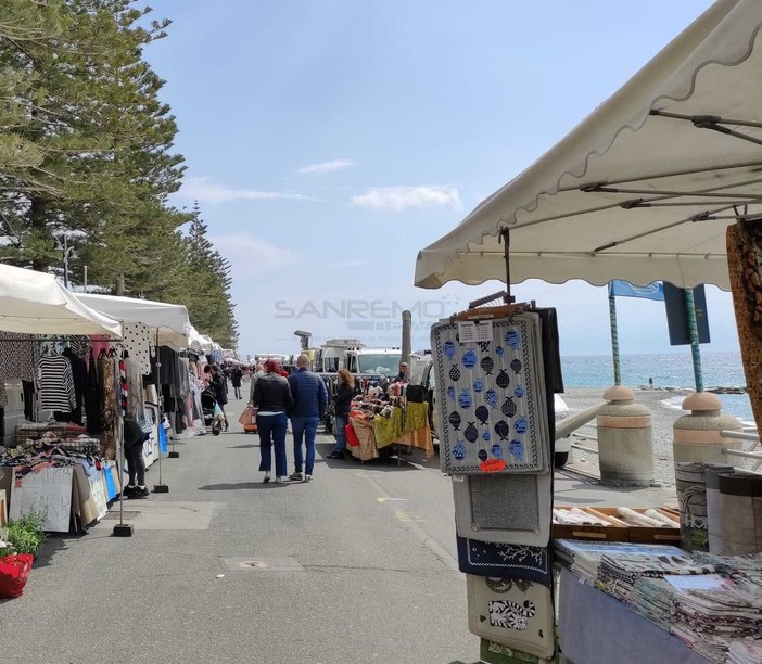 Bordighera: gli ambulanti in piazza davanti al comune per protestare sul canone unico troppo elevato
