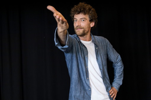 Sanremo, sabato arriva al teatro del Casinò Maurizio Lastrico con “Lasciate ogni menata voi che entrate” Sanremo, sabato arriva al teatro del Casinò Maurizio Lastrico con “Lasciate ogni menata voi che entrate”
