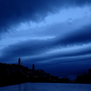 Cervo: lo spettacolo timelaps del 'Morning Glory', la nuvole transitate oggi nel cielo, catturato da Marcello Nan