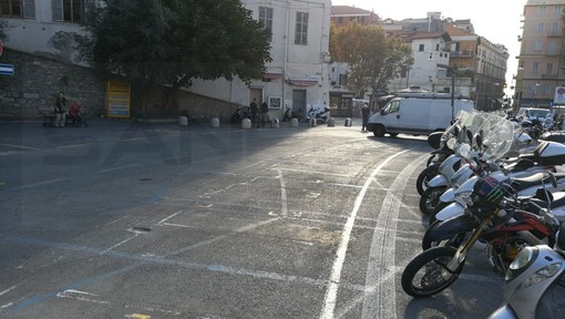 Sanremo: gli scooter non rispettano il transito per parcheggiare al mercato, intanto tornano in massa gli abusivi (Foto)
